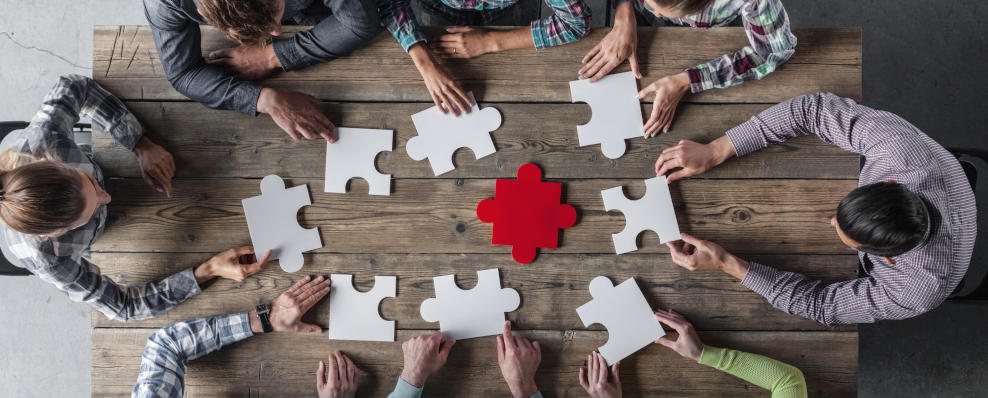 Puzzlestücke mit Menschen von oben (Quelle: © alotofpeople / Fotolia.com) Puzzlestücke mit Menschen von oben