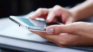 Newsletter betrachten auf einem Smartphone (Quelle: © imagecore / fotolia.com) Newsletter betrachten auf einem Smartphone