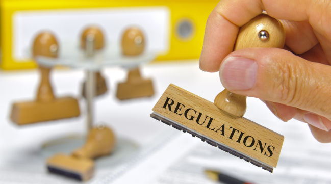 Hand und Stempel mit dem Aufdruck "Regulations". (Quelle: © Wolfisch / Fotolia.com) Hand und Stempel mit dem Aufdruck "Regulations".