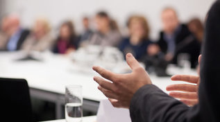 Teilnehmer einer Veranstaltung. Im Vordergrund ein Referent. (Quelle: © aerogondo / Fotolia.com) Teilnehmer einer Veranstaltung. Im Vordergrund ein Referent.