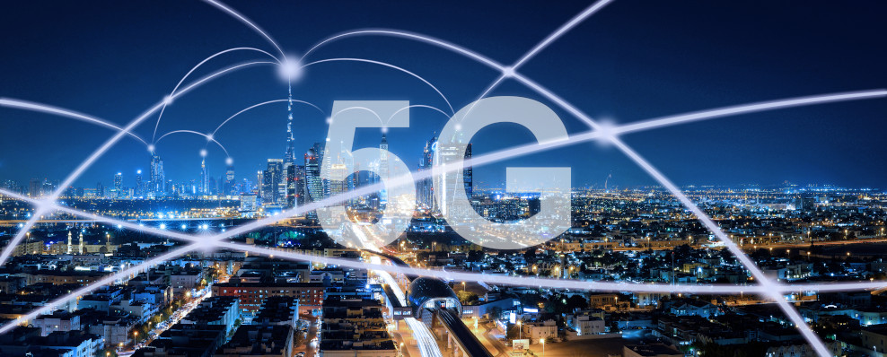 5G vernetzte Stadt bei Nacht (Quelle: © GettyImages Waitforlight_Moment) 5G vernetzte Stadt bei Nacht