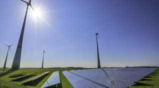 Windräder mit Solarfeld (Quelle: © republica_E+ / iStock / GettyImages) Windräder mit Solarfeld