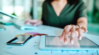Touchpad, Tastatur und Smartphone am Arbeitsplatz (Quelle: GettyImages-© katleho) Touchpad, Tastatur und Smartphone am Arbeitsplatz