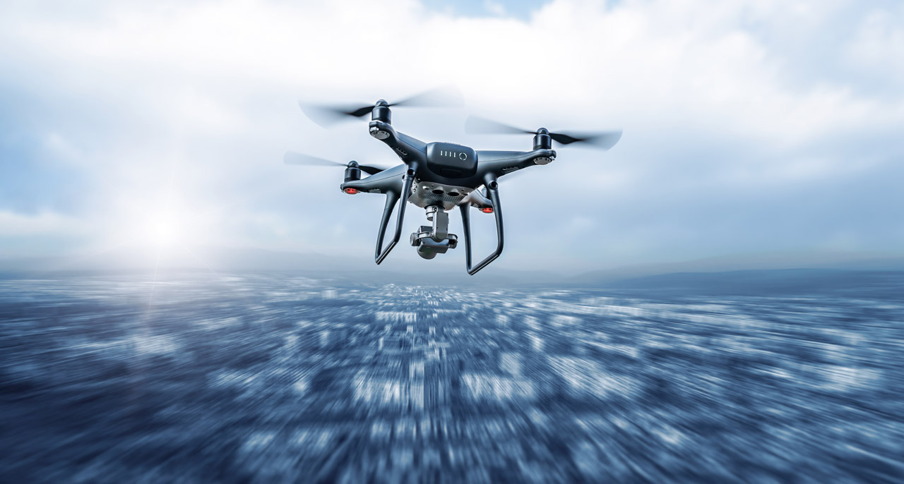 Eine Drohne fliegt über ein Gebiet. (Quelle: © Denis Rozhnovsky/ Adobe Stock) Eine Drohne fliegt über ein Gebiet.