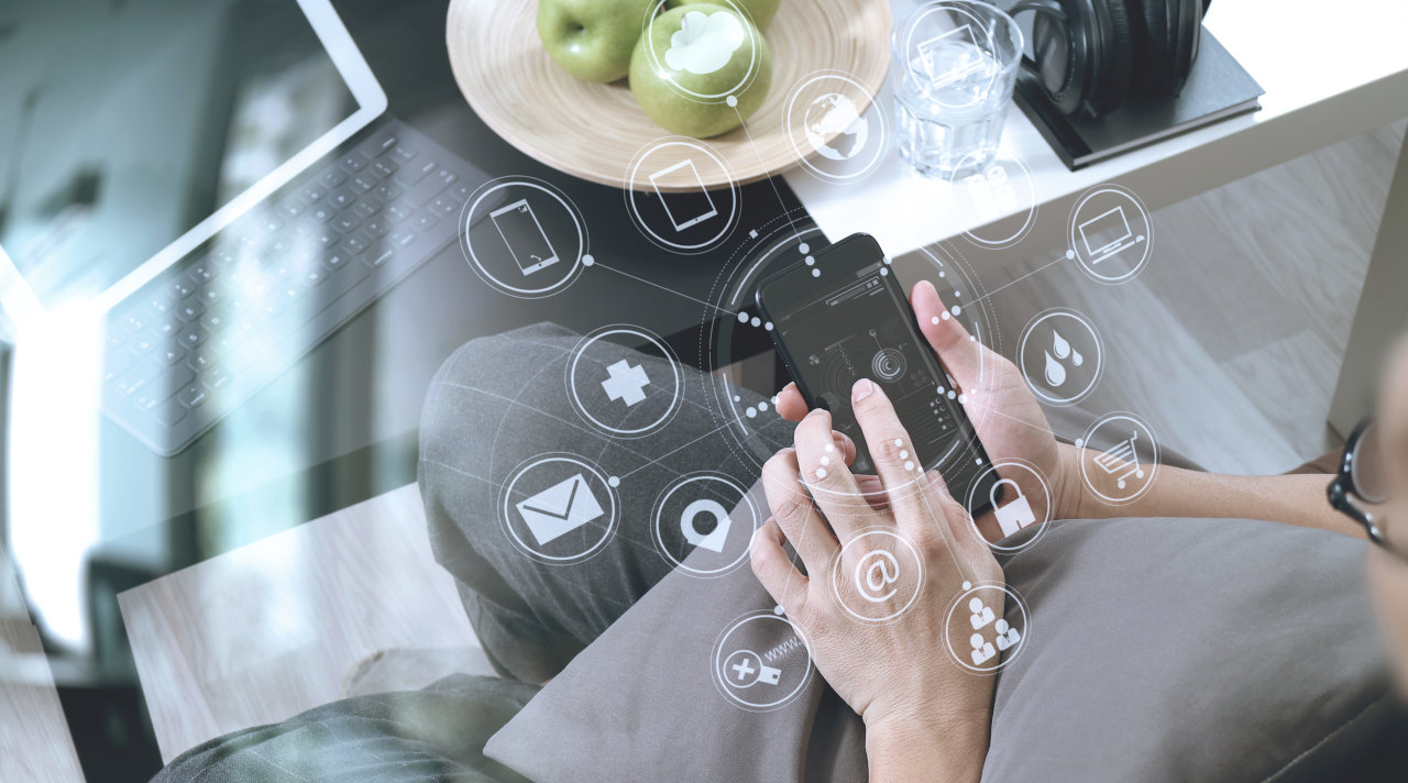 Es wird ein Handy und damit verbundene Anwendungen gezeigt (z.B. Gesundheitsdaten, Online-Banking, Online-Shopping) (Quelle: AdobeStock (c) everythingpossible_137508412) Es wird ein Handy und damit verbundene Anwendungen gezeigt (z.B. Gesundheitsdaten, Online-Banking, Online-Shopping)