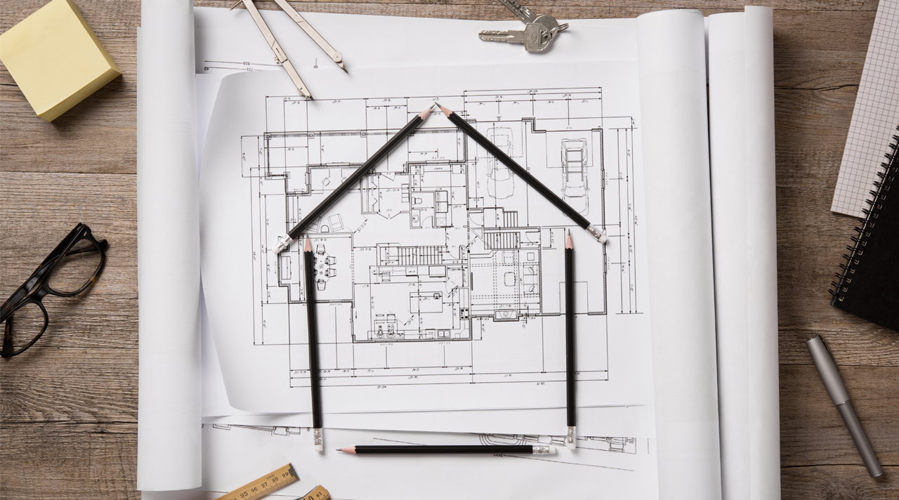Der Grundriss eines Hauses liegt auf einem Tisch, zusammen mit Stiften, einer Brille, Schlüsseln und einem Notizblock. (Quelle: Adobe Stock (c) Rido) Der Grundriss eines Hauses liegt auf einem Tisch, zusammen mit Stiften, einer Brille, Schlüsseln und einem Notizblock.