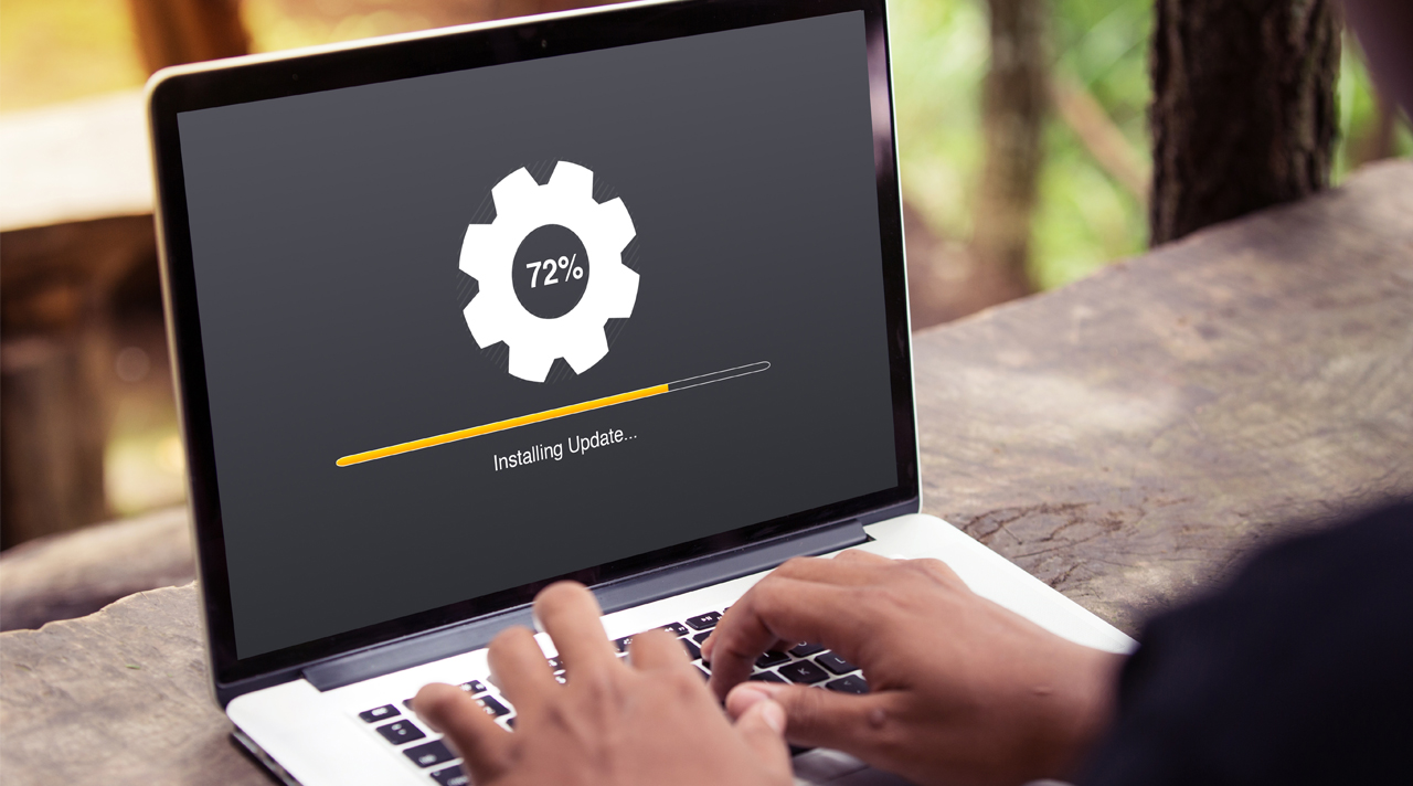 Auf einem Laptop-Bildschirm läuft ein Update mit Status 72 Prozent. (Quelle: Adobe Stock (c) selinofoto) Auf einem Laptop-Bildschirm läuft ein Update mit Status 72 Prozent.