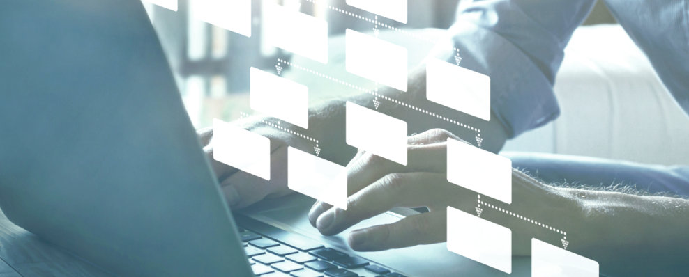 Ein virtuelles Organigramm schwebt zwischen einem Laptop und einem User (Quelle: © Song / Adobe Stock) Ein virtuelles Organigramm schwebt zwischen einem Laptop und einem User