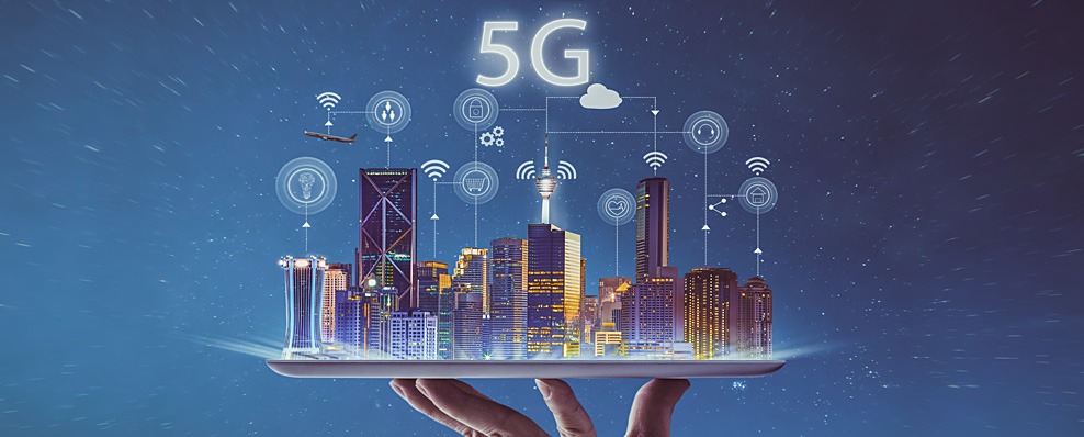 Eine Hand hält ein Tablett mit einer Stadt und Elementen, wie diese mit 5G vernetzt ist. (Quelle: © jamesteohart / Adobe Stock) Eine Hand hält ein Tablett mit einer Stadt und Elementen, wie diese mit 5G vernetzt ist.