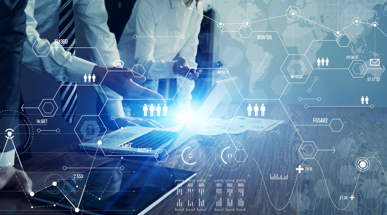 Drei Personen lehnen sich an einen Tisch, auf dem ein Table, ein Laptop und einige Zettel liegen. Im Vordergrund verlaufen Vernetzungen verschiedener Daten. (Quelle: Adobe Stock © Metamorworks) Drei Personen lehnen sich an einen Tisch, auf dem ein Table, ein Laptop und einige Zettel liegen. Im Vordergrund verlaufen Vernetzungen verschiedener Daten.