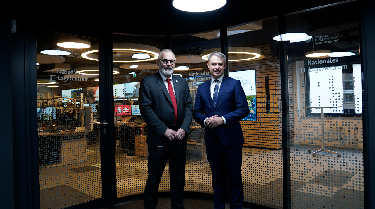 Polish Minister of Digital Affairs Dr. Krzysztof Gawkowski visits the national IT situation centre with the Vice President of the BSI, Dr. Gerhard Schabhüser (Source: BSI) Polish Minister of Digital Affairs Dr. Krzysztof Gawkowski visits the national IT situation centre with the Vice President of the BSI, Dr. Gerhard Schabhüser